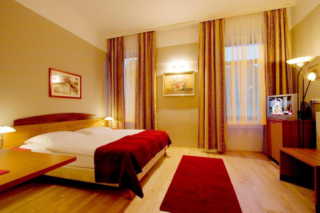 Hotel Garni - Gasthof Pillgrab Санкт Валентин Екстериор снимка